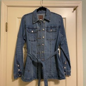 NEW w/tags Size Medium beautiful longer Jean jacket w/tie🌺